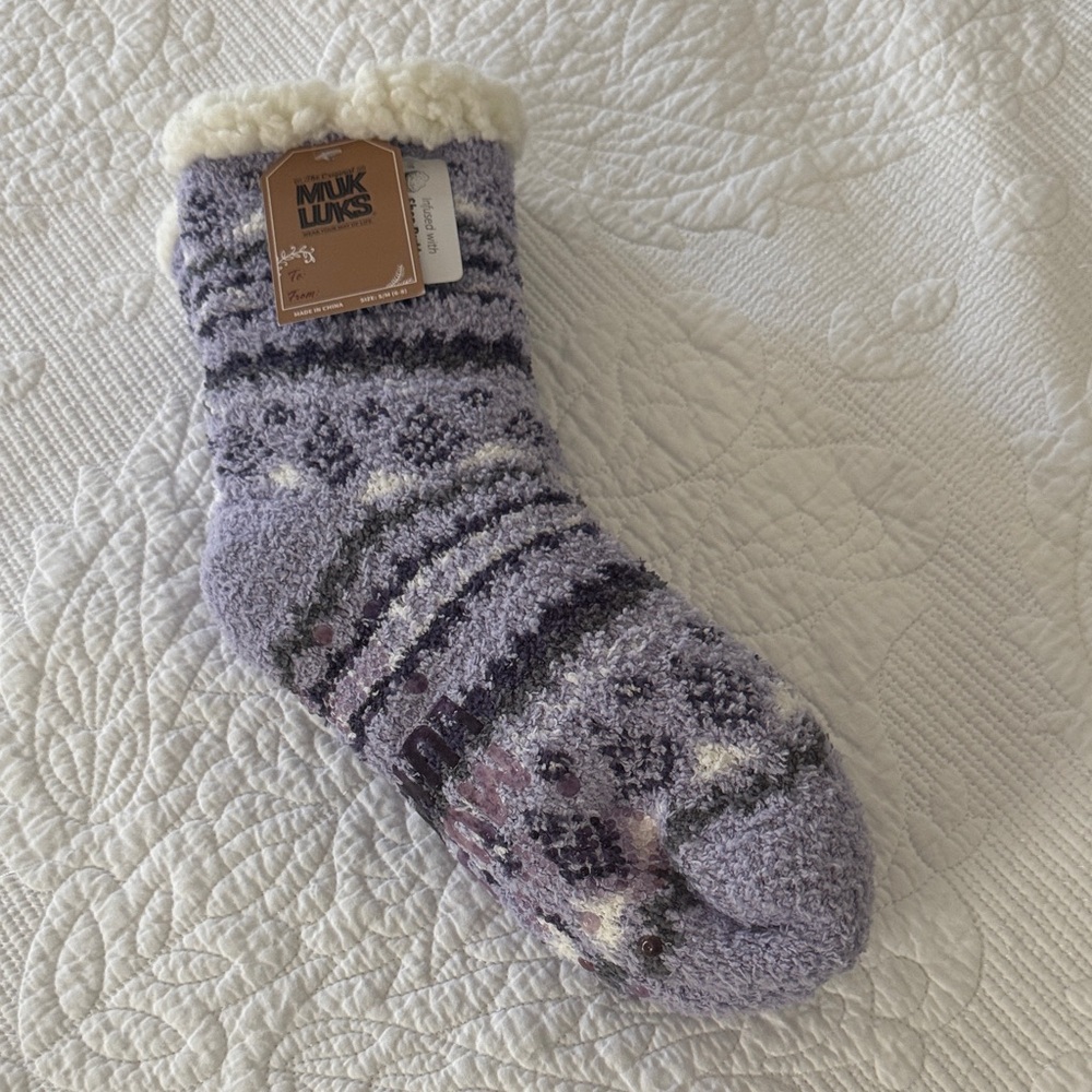 Muk Luks purple/lavender sherpa slipper socks. Size S/M (6-8)